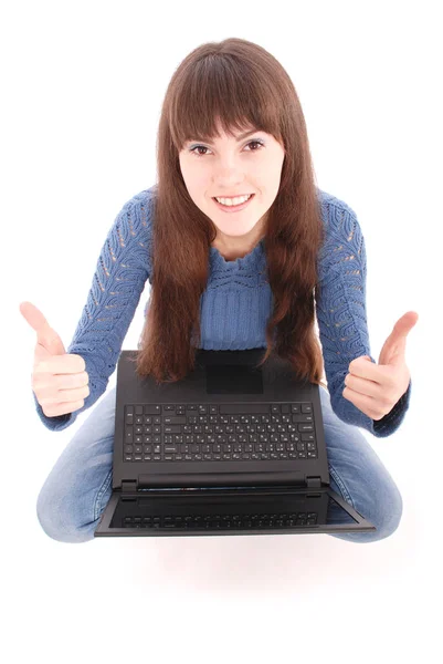 Chica del ordenador portátil feliz dando pulgares hacia arriba signo de éxito sentado en el ordenador PC — Foto de Stock