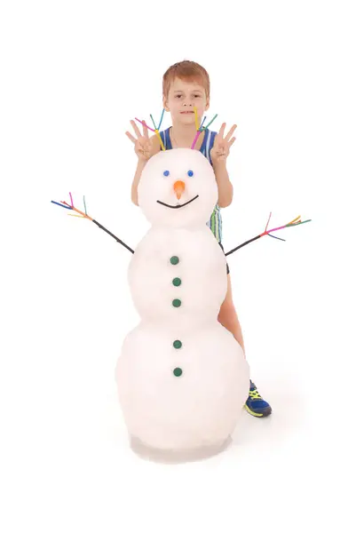 Симпатичный мальчик со снеговиком — стоковое фото