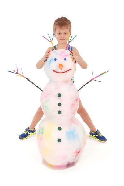 Krásný kluk s rukama v programu Malování poblíž barevný sněhulák s barevnými rohy a rukama — Stock fotografie