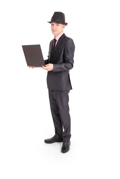 Человек в черном костюме с ноутбуком — стоковое фото
