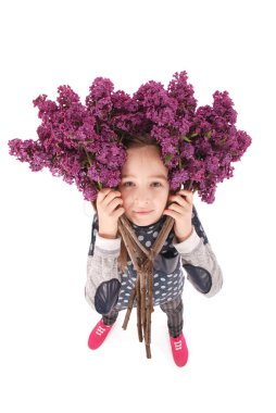 Kafasındaki Blooming çiçekli güzel genç kız. 