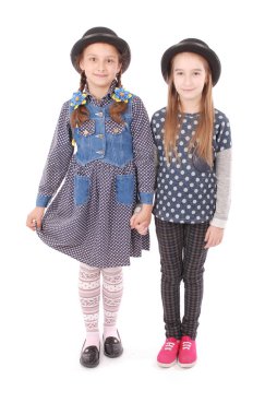 Portre iki küçük kız gülümseyerek