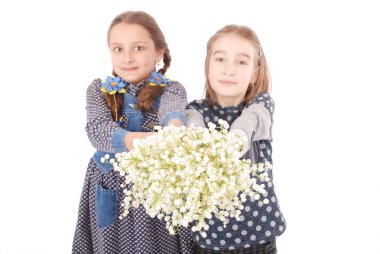 Mutlu oldukça iki kız portresi bir lily vadi çiçek tutan. 