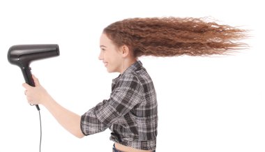 Saç kurutma makinesi kullanan genç kız