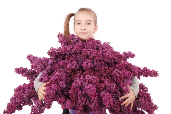 Menina atraente em pé junto ao lilás — Fotografia de Stock