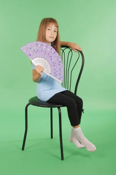 Menina segurando ventilador de renda rosa na mão — Fotografia de Stock
