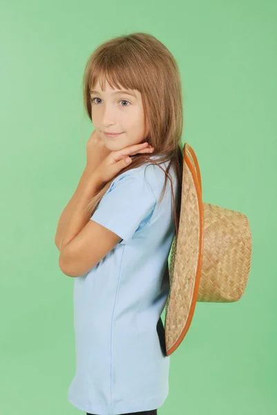 Chica sosteniendo un sombrero de paja en la mano — Foto de Stock