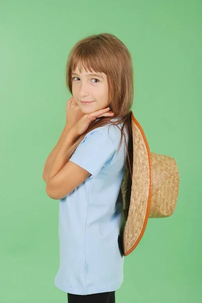 Chica sosteniendo un sombrero de paja en la mano — Foto de Stock