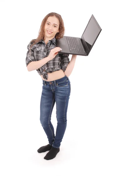 年轻女孩站和使用一台笔记本电脑 — 图库照片