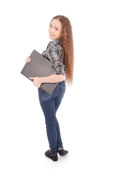 Ung flicka stående och använder en bärbar dator — Stockfoto