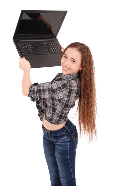 Junges Mädchen steht und benutzt einen Laptop — Stockfoto