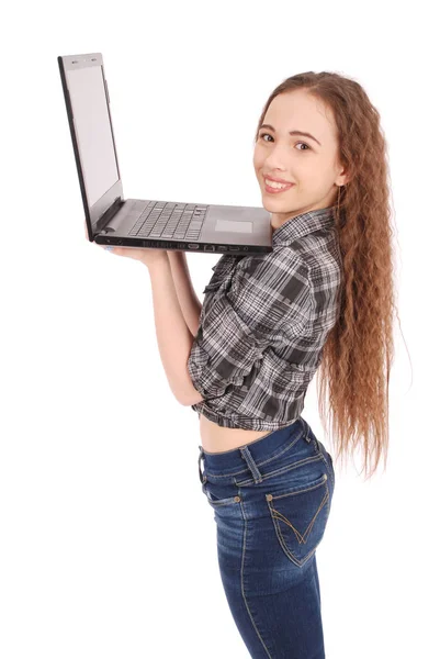 Молодая девушка стоит и использует ноутбук — стоковое фото