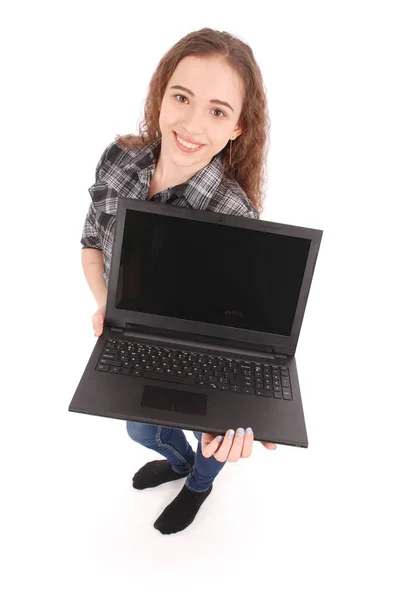 Chica joven de pie y utilizando un ordenador portátil — Foto de Stock