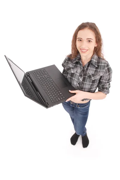 Молодая девушка стоит и использует ноутбук — стоковое фото
