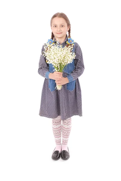 Портрет щасливої красивої дівчини тримає квітку лілії долини . — стокове фото