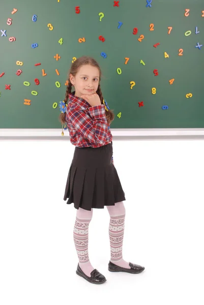 Девушка стоит перед школьным советом — стоковое фото