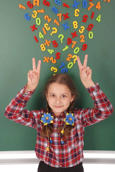 Menina e placa de escola verde — Fotografia de Stock