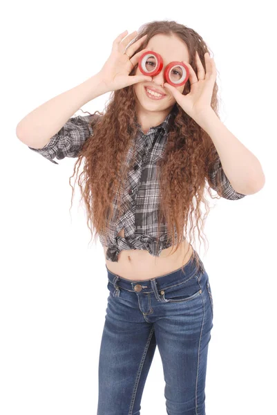 Porträt eines lustigen jungen Mädchens, das durch Isolierband in die Kamera blickt — Stockfoto