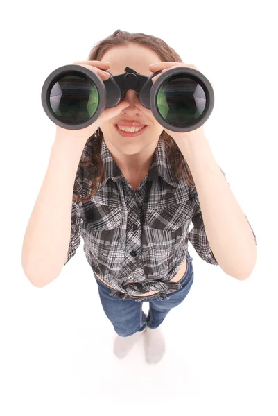 迷人微笑的年轻女孩，用双筒望远镜 — 图库照片