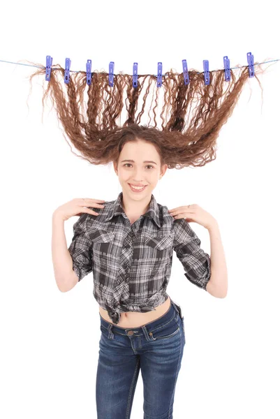 Mädchen trocknet ihre Haare auf einem Seil. — Stockfoto