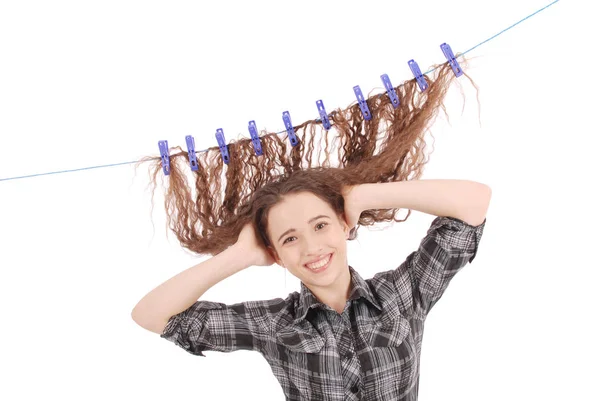 Meisje haar haren op een touw drogen. — Stockfoto