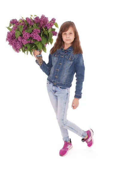 Jeune fille debout avec lilas dans les mains — Photo