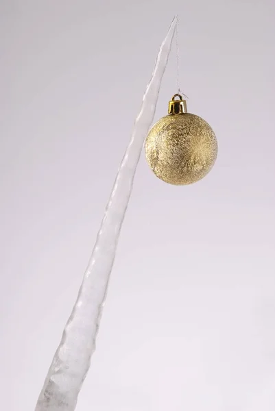 Παγοκρύσταλλος με ένα χριστουγεννιάτικο δέντρο παιχνίδι — Φωτογραφία Αρχείου