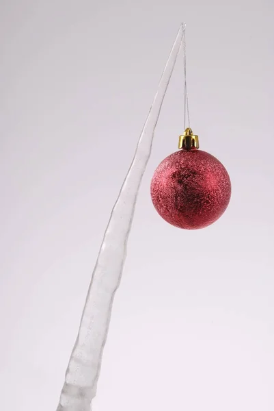Icicle avec un jouet d'arbre de Noël — Photo