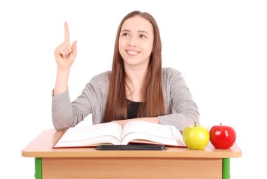 Genç liseli kız el yükselterek soru sormak