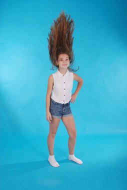 Genç kız saçını atar