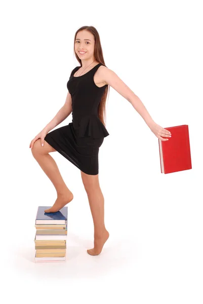 Educação, pessoas, conceito de adolescente e escola - adolescente menina da escola em pé na pilha de livros — Fotografia de Stock
