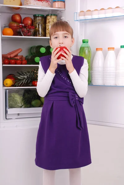 Hermosa chica cerca del refrigerador con comida saludable . — Foto de Stock