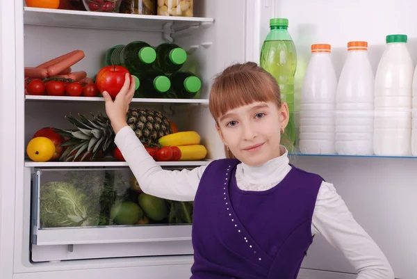 Menina bonita perto da geladeira com comida saudável . — Fotografia de Stock