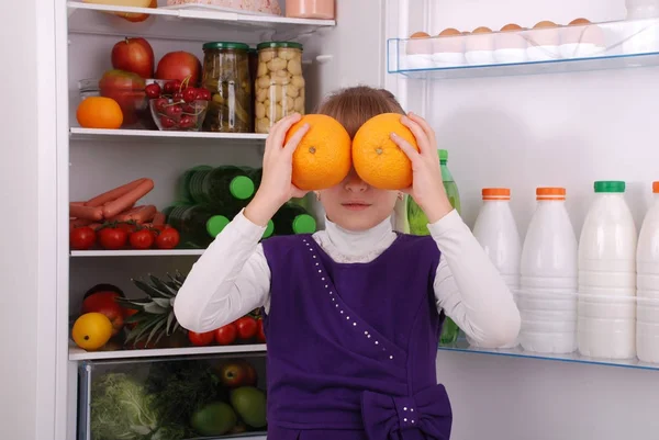 Девочка у холодильника со здоровой едой . — стоковое фото