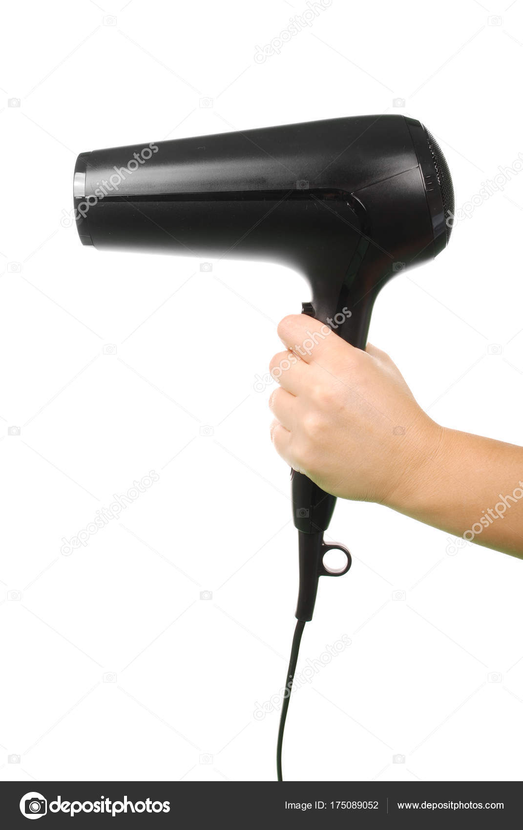 Mão feminina segurando secador de cabelo, isolado