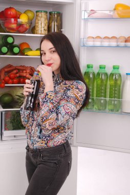 Genç kız holding cola