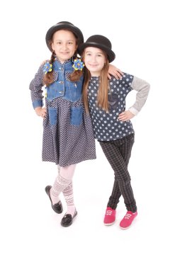 Portre iki küçük kız gülümseyerek