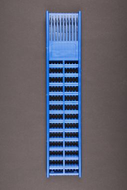 Bir yeşil saç extender durur