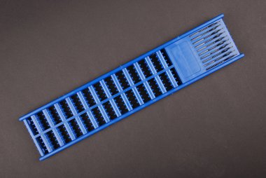 Bir yeşil saç extender durur