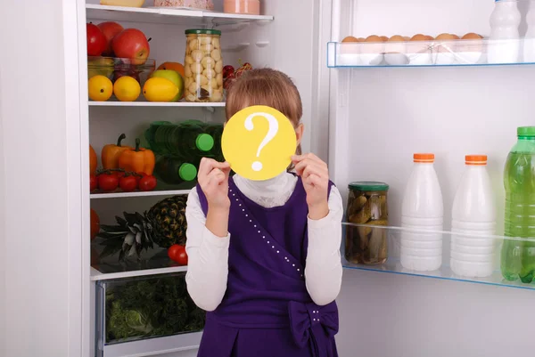 Hermosa chica cerca del refrigerador con comida saludable . — Foto de Stock