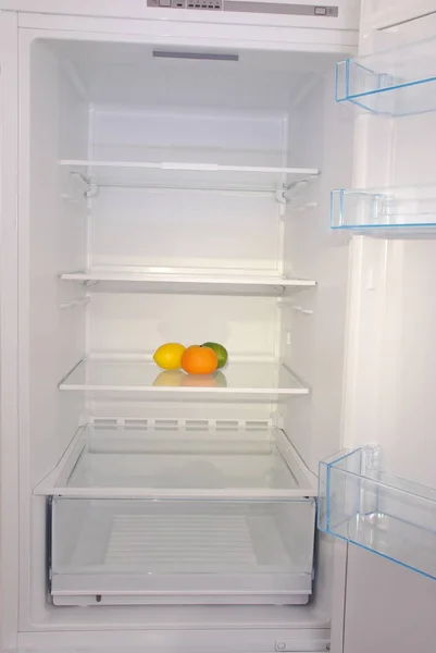 오픈 빈 냉장고에 감귤 류. — 스톡 사진