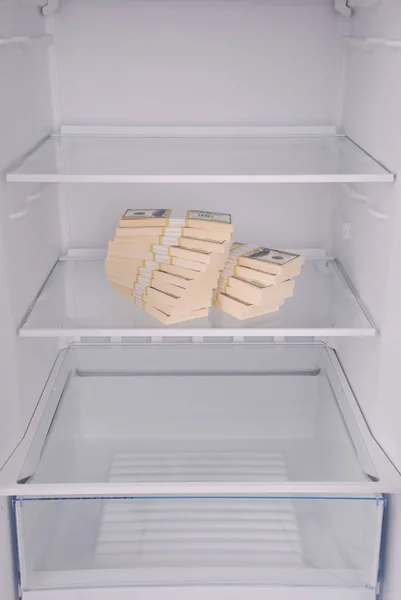 Dólares adentro en refrigerador limpio vacío —  Fotos de Stock
