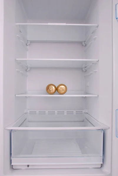 빈 깨끗 한 냉장고 내부 두 금속 맥주 캔 — 스톡 사진