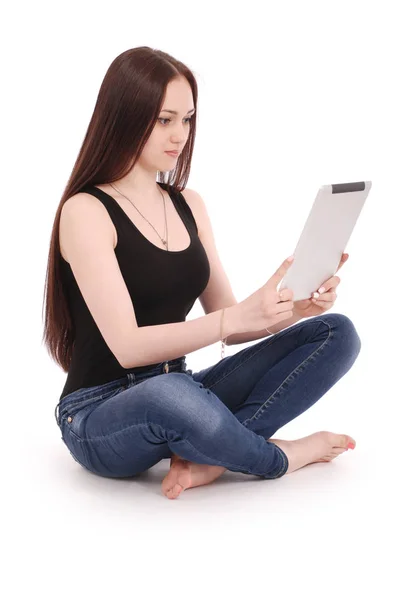 Student tienermeisje zijwaarts zittend op de vloer met tablet p — Stockfoto