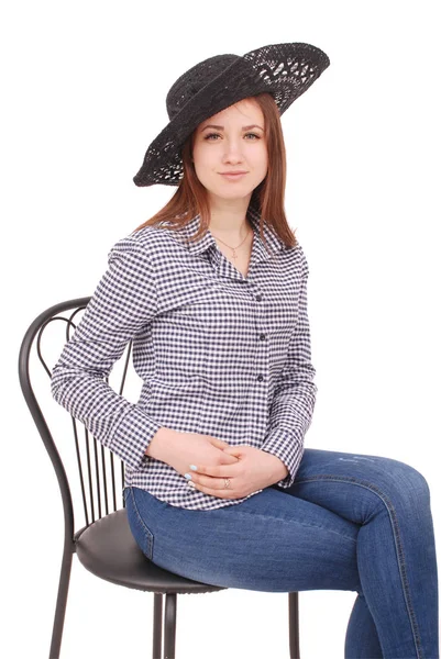 Hermosa joven con sombrero negro en la cabeza — Foto de Stock