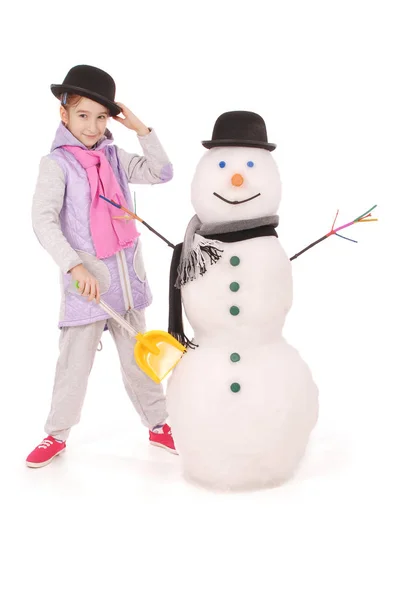 Ragazza carina con pupazzo di neve con sciarpa e cappello — Foto Stock