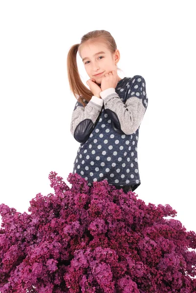 迷人的女孩站在紫丁香 — 图库照片