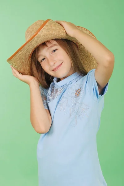 Chica sosteniendo un sombrero de paja en la mano — Foto de Stock