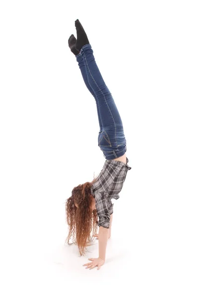 Meisje in spijkerbroek doen acrobatische stunt — Stockfoto