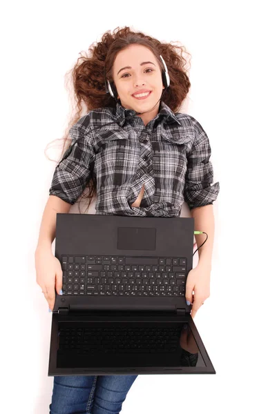 Chica joven acostada y usando un ordenador portátil —  Fotos de Stock